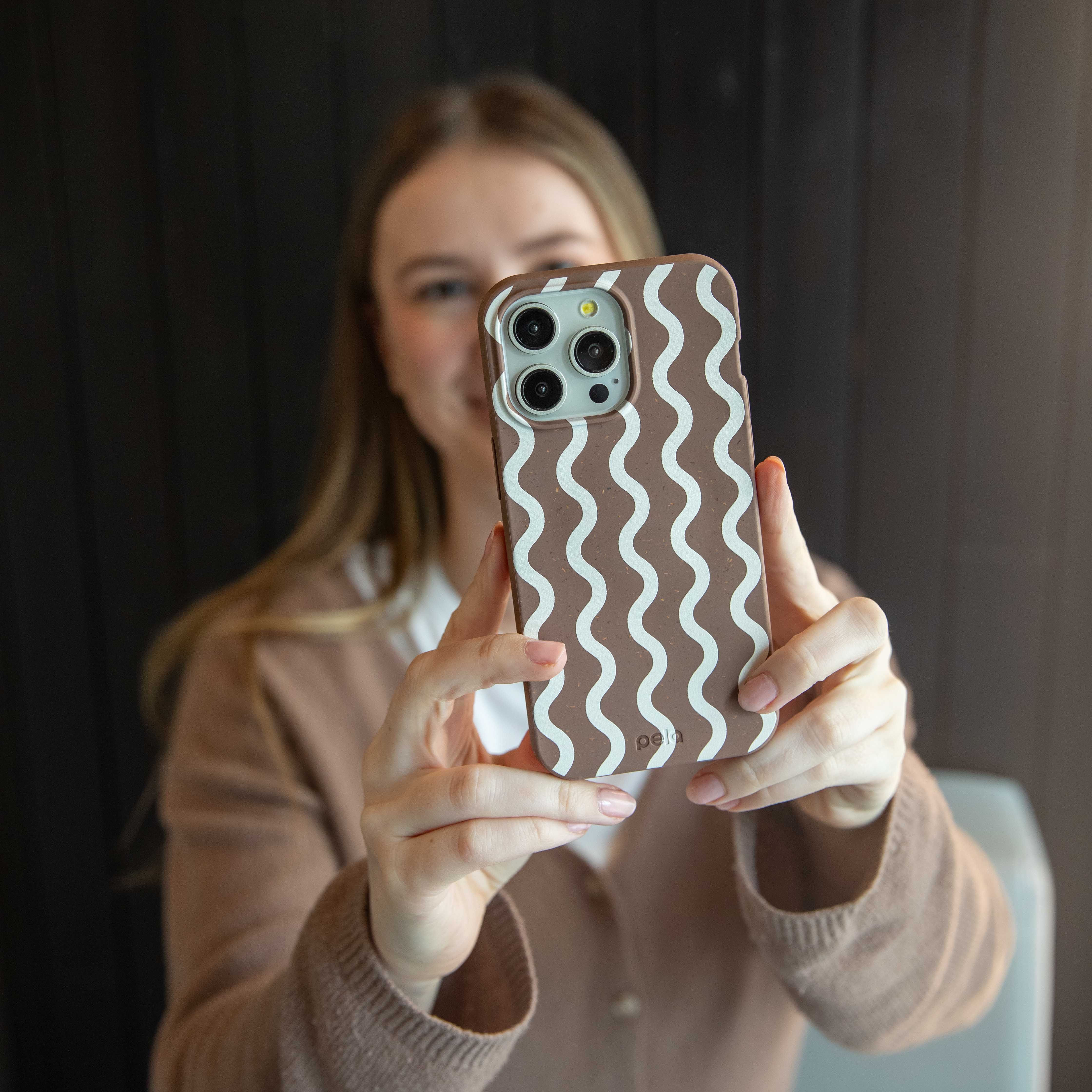 Coque pour iPhone 17 Pro Max avec motif vagues chocolat latte - image 2