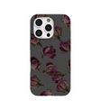 Coque iPhone 16 Pro à motif de boutons de roses séchés noirs