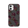 Coque iPhone 16 à motif de boutons de roses séchés noirs