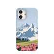 Coque iPhone 16 « Poudre Bleue Montagnes et Fleurs »